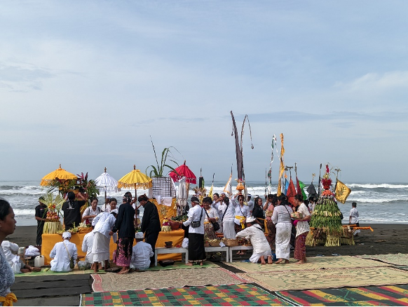Kolaborasi Umat Hindu Kabupaten Banyumas & Cilacap Dalam Melaksanakan Upacara Melasti