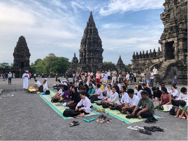 Persembahyangan Tilem: Kegiatan Civitas Akademika STAHN Japa di Candi Prambanan